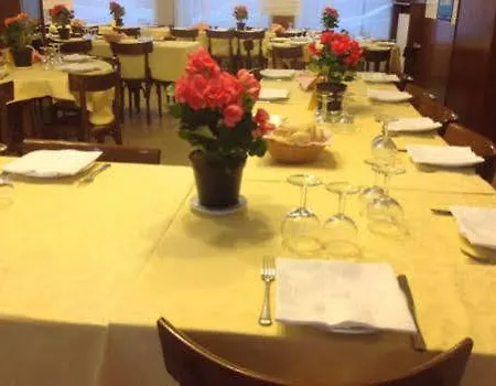 Ristorante Del Ponte ホテル 2*
